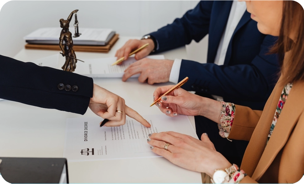 empresários assinando contratos