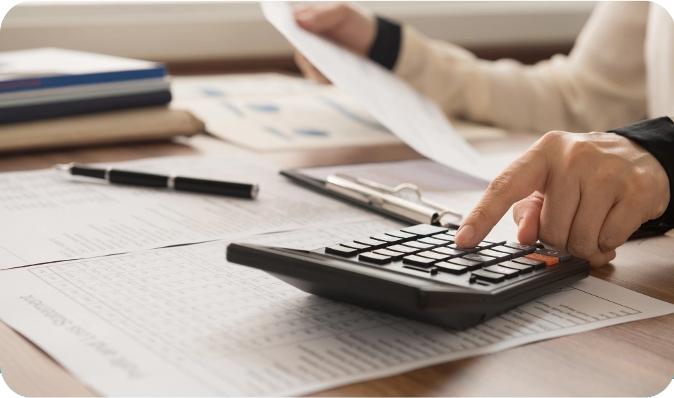 mão fazendo cálculo na calculadora