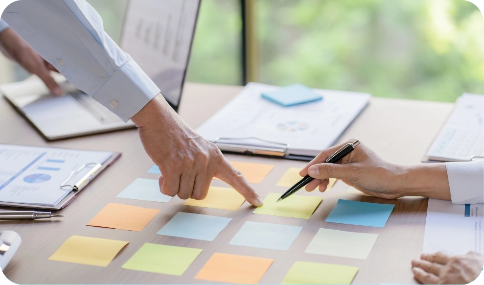 empresários mapeando processos com post its