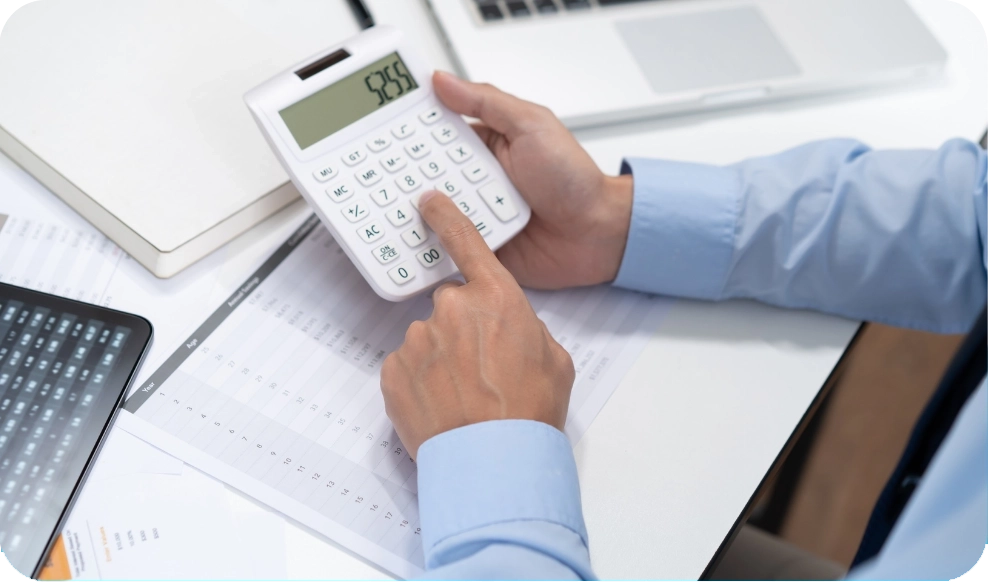 mão fazendo cálculo na calculadora