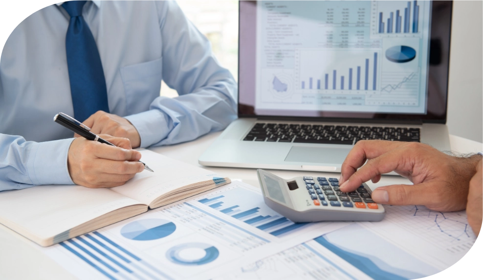 mão realizando cálculos na calculadora