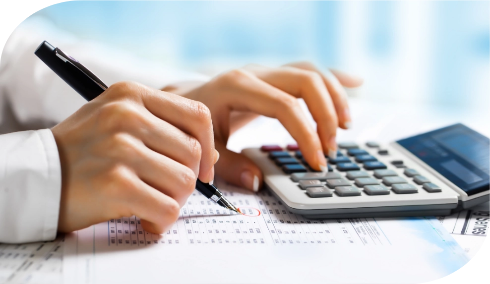 mão realizando cálculos na calculadora