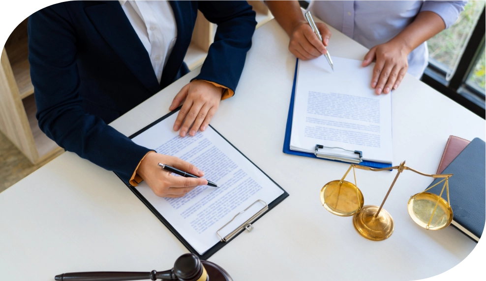 empresários assinando contratos