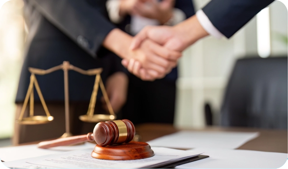 advogados apertando as mãos